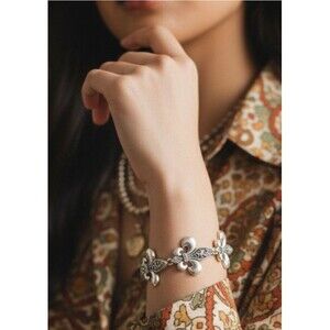 Fleur de Lis Bracelet Magnetic Closure Clasp Saint Sign Theme 7.5" Silver Tone